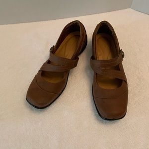Easy Street brown slip on shoes. Size 8. Like new